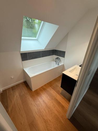 une salle de bain avec une baignoire et une fenêtre dans l'établissement Chambre Coulans-sur-Gée, à Coulans-sur-Gée