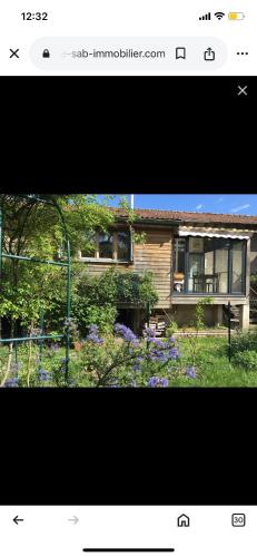 Capture d'écran d'une maison fleurie dans l'établissement Maison et Jardin, à Privas
