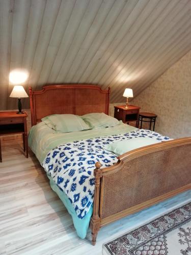 Ce lit se trouve dans un dortoir doté de 2 tables et de 2 lampes. dans l'établissement Havre de paix entre mer et forêt, à Ploumilliau