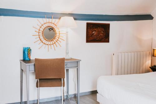 a bedroom with a bed and a desk and a mirror at Villa Fleurs de France in Criel-sur-Mer