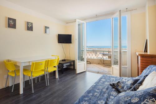 - un salon avec une table à manger et des chaises jaunes dans l'établissement Appartement Vue Exceptionnelle 2Ch - Sur La Plage, au Grau-du-Roi