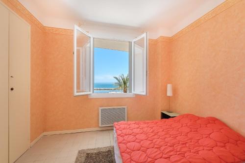 une chambre avec un lit et une fenêtre avec l'océan dans l'établissement Appartement Vue Exceptionnelle 2Ch - Sur La Plage, au Grau-du-Roi