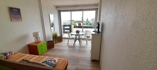 un salon avec un canapé et une table dans l'établissement Studio 613, Port Nature 6 au village naturiste, au Cap d'Agde