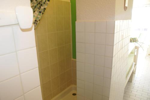 La salle de bains est pourvue d'une douche, d'une baignoire et d'un lavabo. dans l'établissement Studio 613, Port Nature 6 au village naturiste, au Cap d'Agde