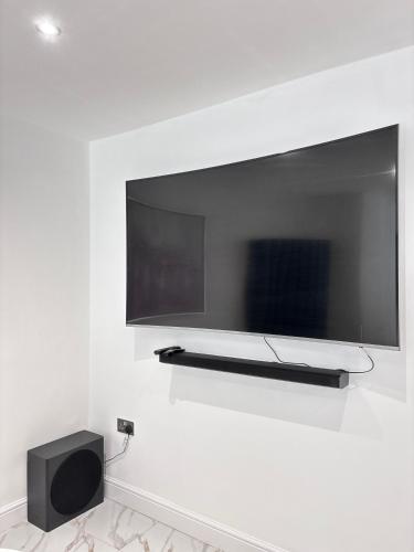 Luxury 5BR Stay With City Access photo 131