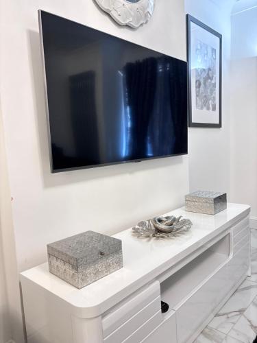 Luxury 5BR Stay With City Access photo 132