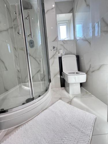Luxury 5BR Stay With City Access photo 120