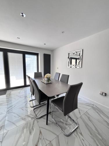 Luxury 5BR Stay With City Access photo 118
