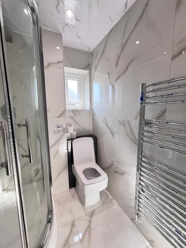 Luxury 5BR Stay With City Access photo 123