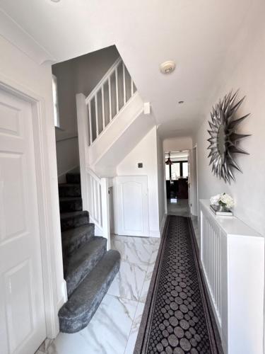 Luxury 5BR Stay With City Access photo 121