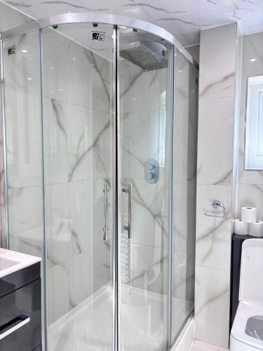 Luxury 5BR Stay With City Access photo 126
