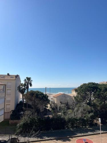 Cet appartement offre une vue sur la plage. dans l'établissement Studio cabine vue mer, au Grau-dʼAgde