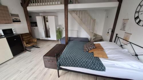 Postel nebo postele na pokoji v ubytování Attic Room Ełk