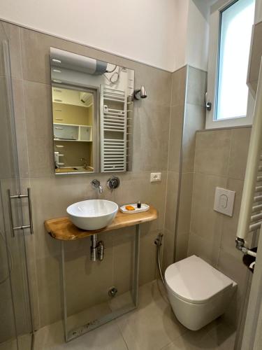 łazienka z umywalką i toaletą w obiekcie Bienbi Trieste w Trieście