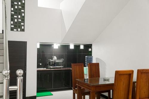 Kuchyň nebo kuchyňský kout v ubytování RR -2 Syariah Hotel SLG
