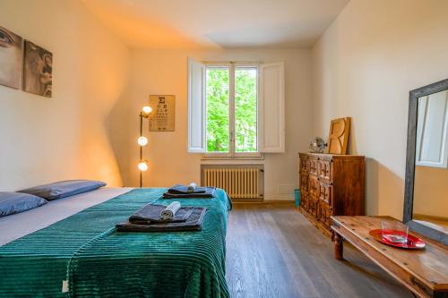 une chambre avec un lit, une table et une fenêtre dans l'établissement CUTE FLORENCE HOUSE, à Florence