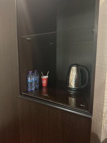 Kemudahan buat kopi dan teh di فندق جولدن نيو ارمادا جيزان - شركة ارمادا الورود الفندقية