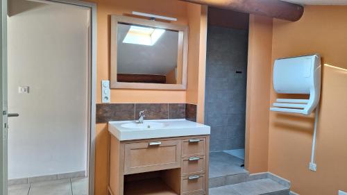 a bathroom with a sink and a mirror at La maison de la détente in Mondragon