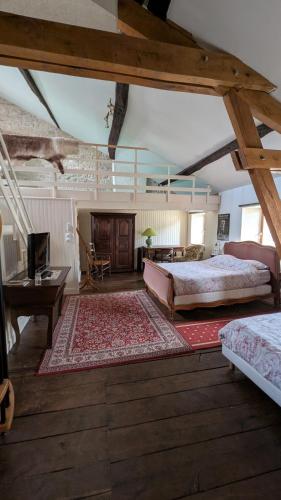 Cette grande chambre comprend deux lits, un bureau et une table. dans l'établissement Le Val du Roy, à Joinville