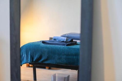 - un miroir reflétant un lit dans la chambre dans l'établissement CUTE FLORENCE HOUSE, à Florence