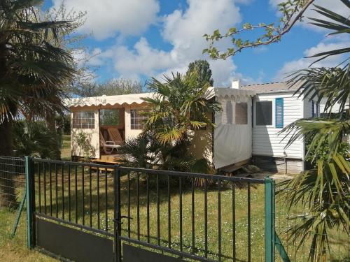 Κήπος έξω από το Petit coin de paradis