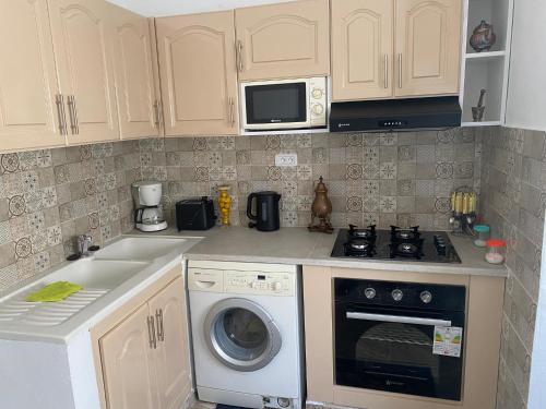 Kuchyň nebo kuchyňský kout v ubytování City Apartment Rades Tunis free Wifi