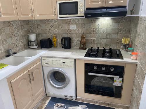 Kuchyň nebo kuchyňský kout v ubytování City Apartment Rades Tunis free Wifi