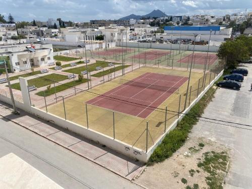 Tenis a/nebo squash v ubytování City Apartment Rades Tunis free Wifi nebo okolí