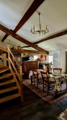 une salle à manger avec une table et un lustre dans l'établissement Le Val du Roy, à Joinville