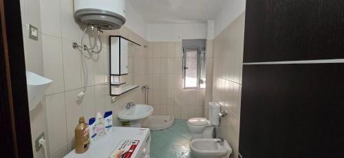 ヴロラにあるApartment me qera Lungomare Vlore Dejvid by the seaの小さなバスルーム(トイレ2つ、シンク付)
