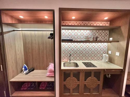 a small kitchen with a sink and a counter at APEC-NGÔI NHÀ CỦA BẠN và TÔI in Ấp Thiẹn Ái