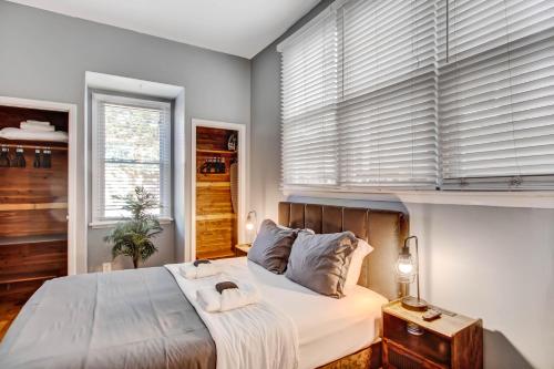 Katil atau katil-katil dalam bilik di 1BDR with Backyard Park Side Pet-friendly