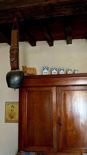 Un armario de madera con cuencos azules y blancos. en Le Val du Roy, en Joinville