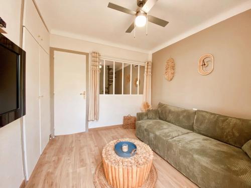 un salon avec un canapé et une table dans l'établissement Maison 2 chambres à la plage avec jardin, à Canet