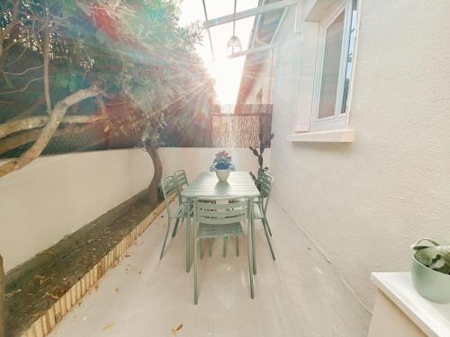une table et des chaises assises sur une terrasse dans l'établissement Maison 2 chambres à la plage avec jardin, à Canet