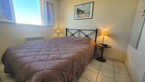 une chambre avec un lit et deux lampes dedans dans l'établissement Charmante maisonnette - Piscine, sauna, jacuzzi, au Barcarès