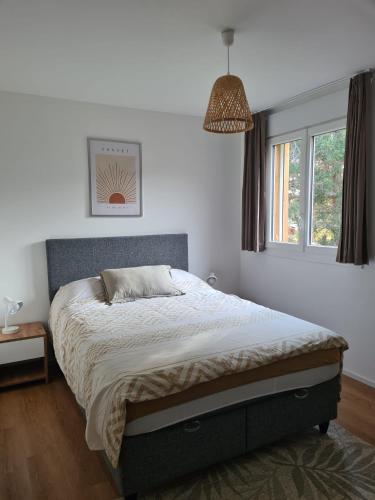 une chambre avec un lit et une fenêtre dans l'établissement Superbe T2 neuf 42m² Cala Rossa (proche mer), à Lecci