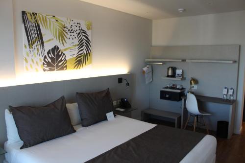a hotel room with a bed and a desk at Mercure Rosario in Rosario