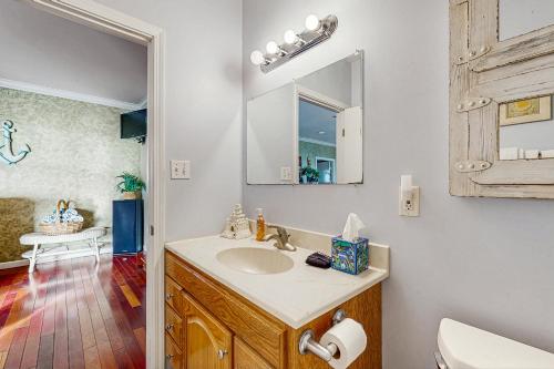 ein Badezimmer mit Waschbecken und Spiegel in der Unterkunft Cozy Carmet Cottage in Bodega Bay