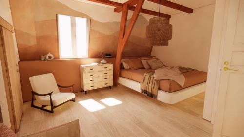 a small bedroom with a bed and a chair at Au Cheval Noir in Quaëdypre