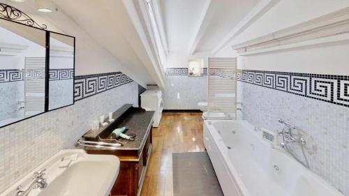 Phòng tắm tại Mansarda vista mare San Michele 24