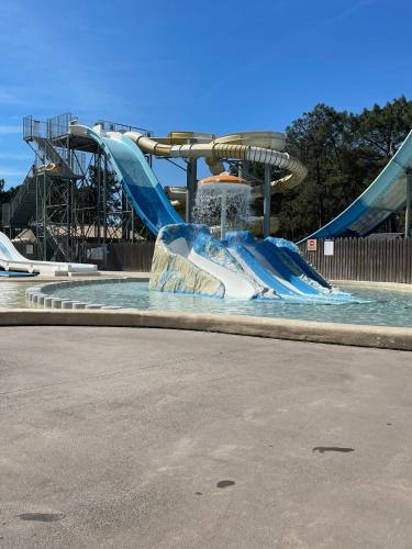 - un toboggan dans un parc aquatique dans l'établissement Mobil home 3 chambres, à Montalivet-les-Bains