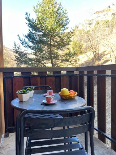 - une table sur un balcon avec des fruits et des légumes dans l'établissement Riviera Lodge, à Allos
