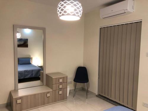 Postel nebo postele na pokoji v ubytování Sea View 2 Bed Apartment Close To Beach Hpi7738