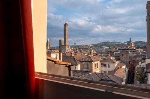 una vista di una città da una finestra di Tower of Lovers - Ancient Altana a Bologna