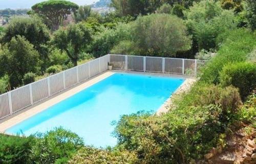 - une vue sur la grande piscine bleue dans l'établissement Joli studio cabine Vue Mer dans une Résidence avec Piscine, à Cavalaire-sur-Mer