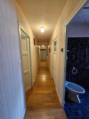 - un couloir avec des toilettes dans une chambre dans l'établissement Chambre d'hote les frérots, à Lurcy-le-Bourg