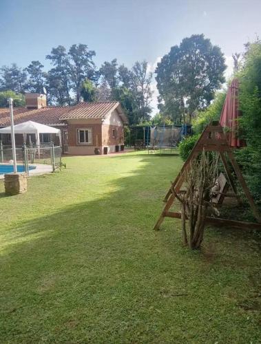 a large yard with a pool and a house at Quinta San Antonio in Luján
