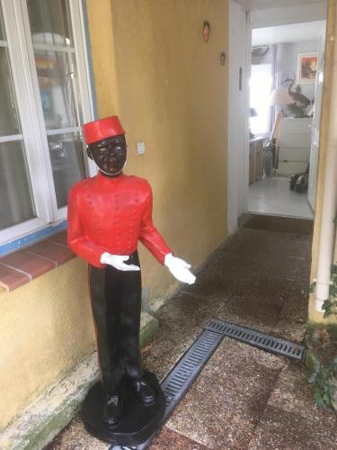 une statue d'un homme portant une chemise rouge et un chapeau dans l'établissement CHEAP ---charming 70m2 equipped for 2 adults 2 children---CHEAP, à Saint-Paul-de-Vence