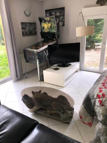 un salon avec un ours en peluche posé sur une table dans l'établissement CHEAP ---charming 70m2 equipped for 2 adults 2 children---CHEAP, à Saint-Paul-de-Vence